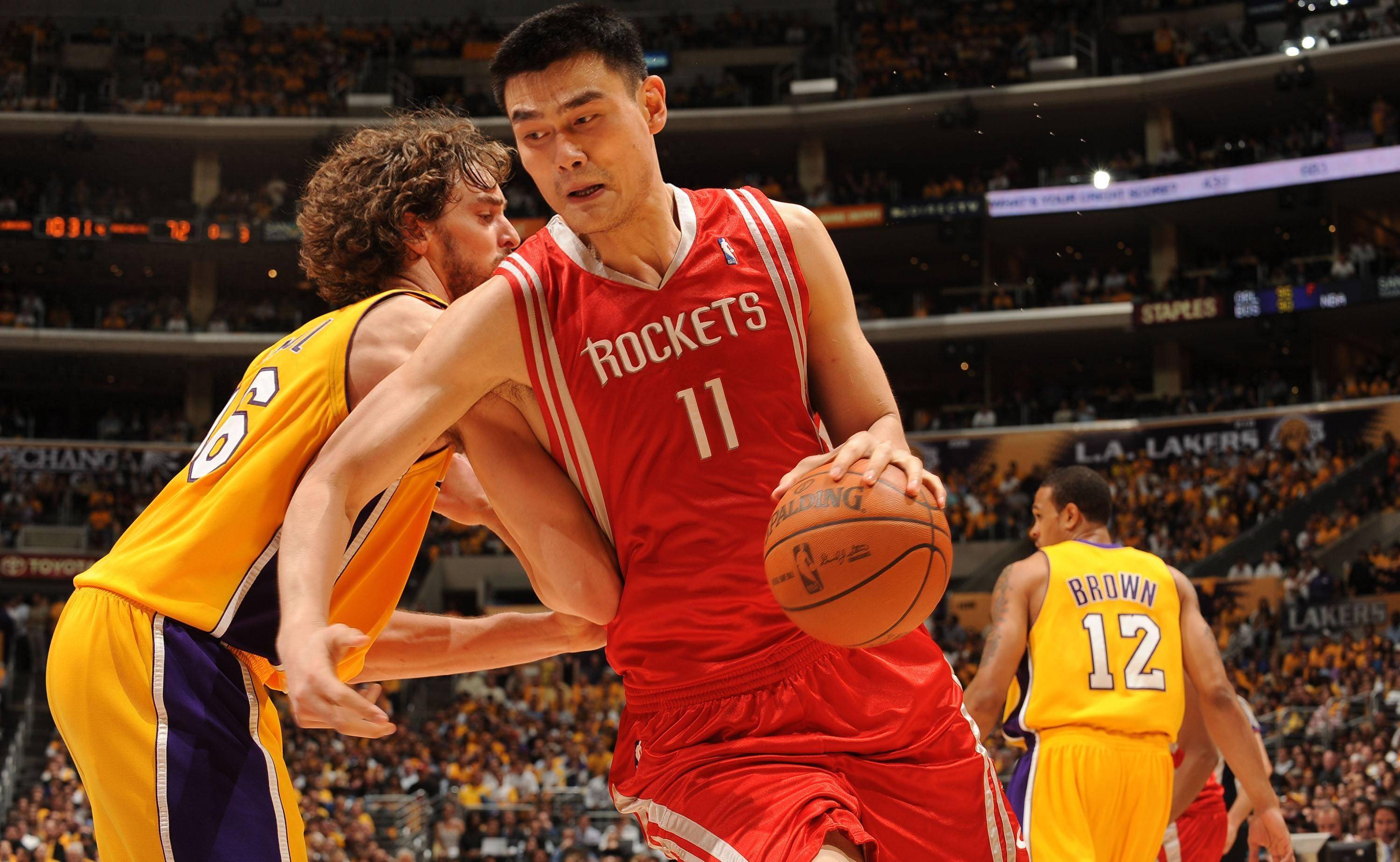 包含亚洲篮球巨星成为国际球坛焦点，助力球队胜利的词条