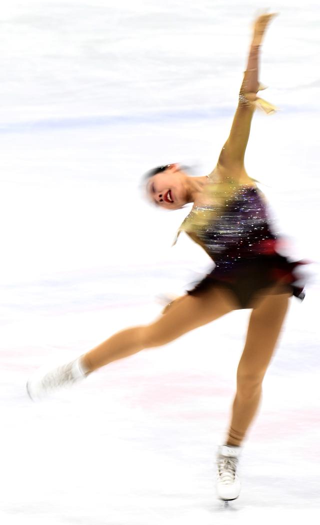 包含花样滑冰比赛高潮迭起，选手力图超越自我的词条