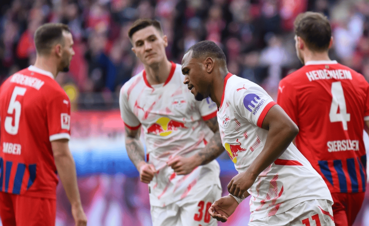 斯图加特球员全力拼搏，客场比赛战平对手取得分